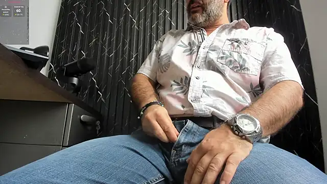 Snapshot of Maxi_TheBigDaddy chatting on 07-31-26, 02:49 Maxi TheBigDaddy online show from 07-31-26, 02:49