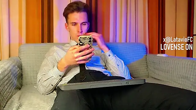 Snapshot of Midnighter_ chatting on 11-14-25, 03:22 Midnighter online show from 11-14-25, 03:22