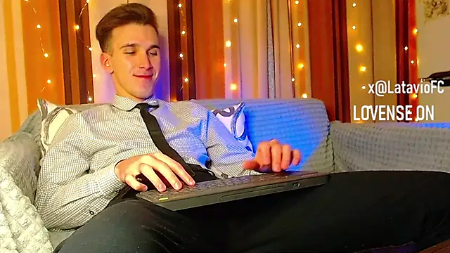 Snapshot of Midnighter_ chatting on 12-23-25, 12:52 Midnighter online show from 12-23-25, 12:52