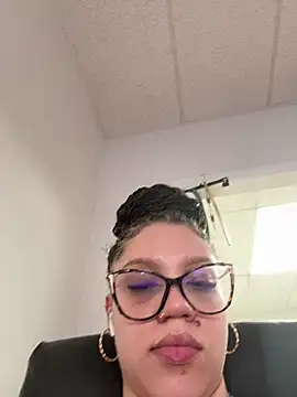 Snapshot of QueenNuttCollector chatting on 05-27-26, 04:04 QueenNuttCollector online show from 05-27-26, 04:04