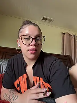 QueenNuttCollector online show from 06-15-26, 06:21