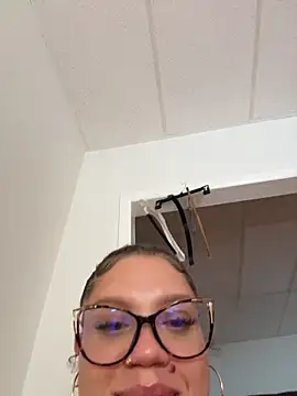 QueenNuttCollector online show from 06-17-26, 03:57
