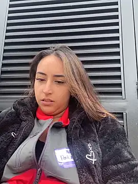 Snapshot of Vaiolet_a chatting on 06-20-26, 04:10 Vaiolet a online show from 06-20-26, 04:10