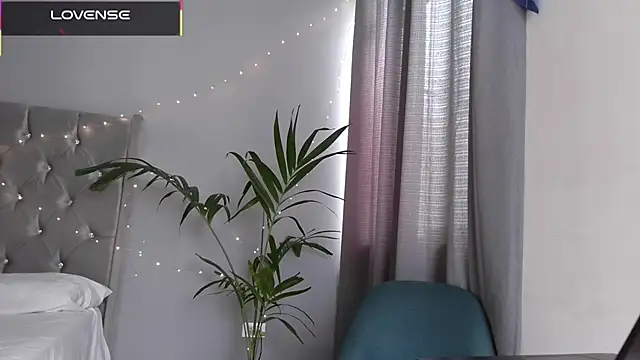 mini kunis online show from 12-13-25, 07:53