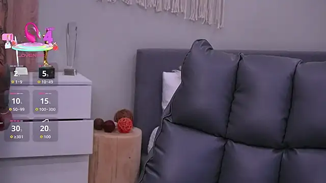 Molly Jons online show from 11-26-25, 01:06