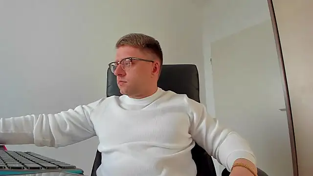 Snapshot of Findom_guy chatting on 03-16-25, 03:28 Findom guy online show from 03-16-25, 03:28