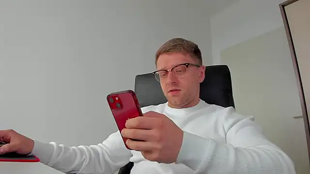 Snapshot of Findom_guy chatting on 03-18-25, 09:31 Findom guy online show from 03-18-25, 09:31