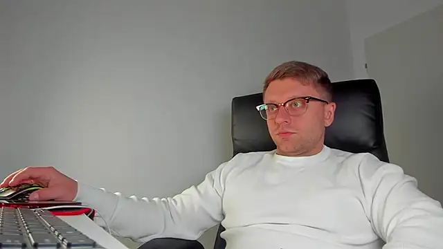 Snapshot of Findom_guy chatting on 03-18-25, 04:26 Findom guy online show from 03-18-25, 04:26
