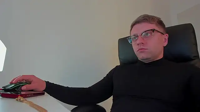 Snapshot of Findom_guy chatting on 03-19-25, 03:51 Findom guy online show from 03-19-25, 03:51