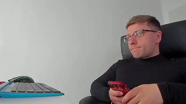 Snapshot of Findom_guy chatting on 03-20-25, 11:38 Findom guy online show from 03-20-25, 11:38