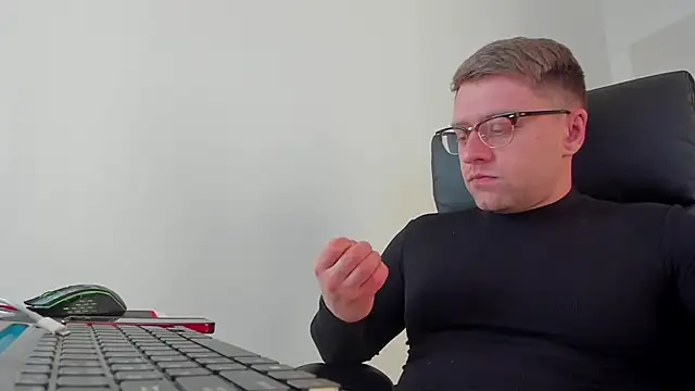 Snapshot of Findom_guy chatting on 03-20-25, 03:25 Findom guy online show from 03-20-25, 03:25