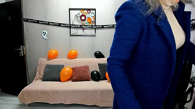 Cassandra Hotty online show from 10-28-25, 04:05