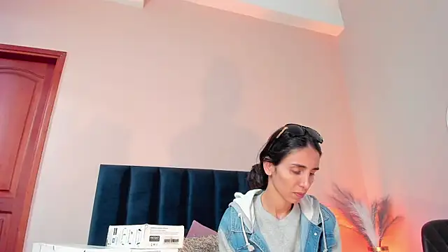 Nina Cavaali online show from 10-21-25, 06:19