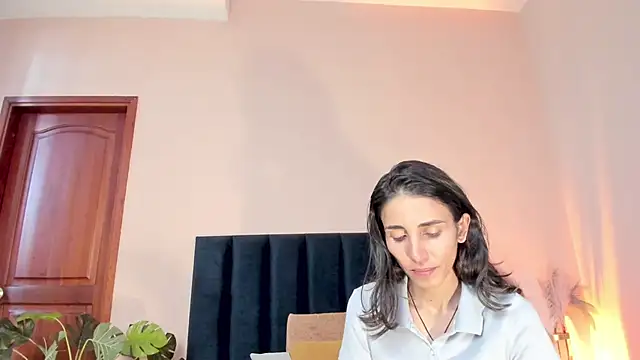 Nina Cavaali online show from 11-17-25, 06:24