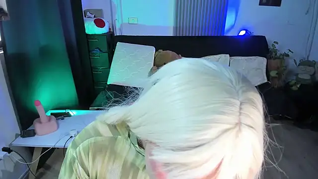 Cuttiealice online show from 03-22-25, 07:20