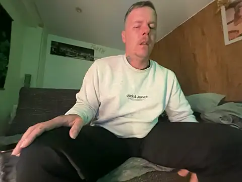 Snapshot of steveindahouse chatting on 10-17-25, 04:15 steveindahouse online show from 10-17-25, 04:15