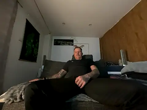 Snapshot of steveindahouse chatting on 10-18-25, 02:47 steveindahouse online show from 10-18-25, 02:47