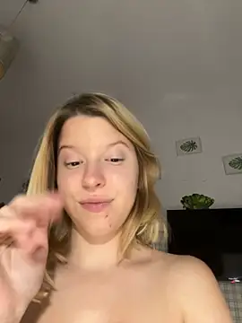 Snapshot of kimczii chatting on 12-06-24, 10:27 kimczii online show from 12-06-24, 10:27