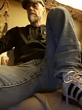 Snapshot of eddouxxx78 chatting on 05-05-26, 02:36 eddouxxx78 online show from 05-05-26, 02:36