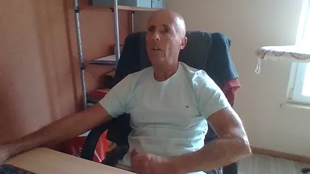 Snapshot of olibrius71 chatting on 10-31-25, 02:18 olibrius71 online show from 10-31-25, 02:18