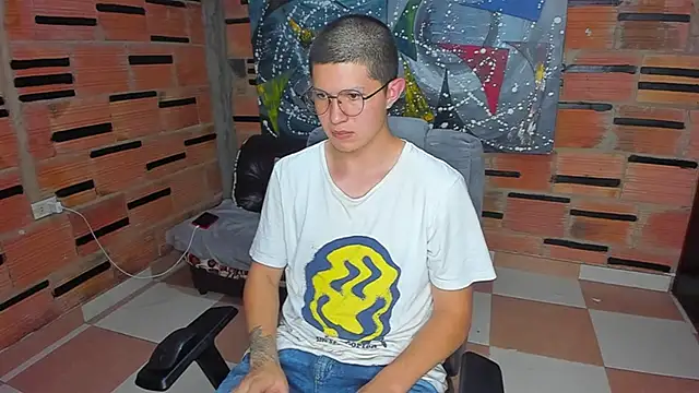 Snapshot of patrik_027 chatting on 02-17-25, 09:30 patrik 027 online show from 02-17-25, 09:30