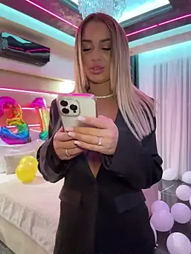 Snapshot of KirstieVegas chatting on 01-23-25, 06:14 KirstieVegas online show from 01-23-25, 06:14