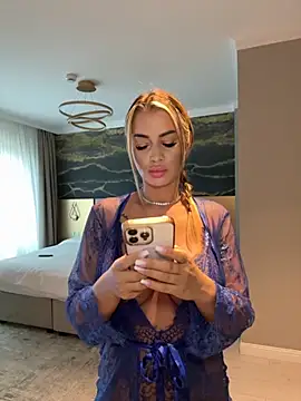 Snapshot of KirstieVegas chatting on 09-14-25, 03:44 KirstieVegas online show from 09-14-25, 03:44