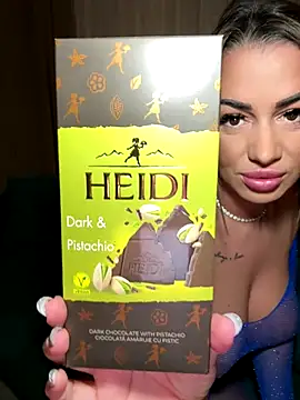 Snapshot of KirstieVegas chatting on 10-18-25, 04:52 KirstieVegas online show from 10-18-25, 04:52