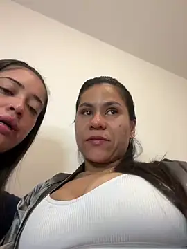 Snapshot of Reggie-Liam chatting on 12-17-24, 02:23 Reggie-Liam online show from 12-17-24, 02:23