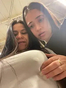 Snapshot of Reggie-Liam chatting on 12-18-24, 11:19 Reggie-Liam online show from 12-18-24, 11:19