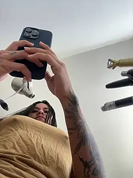 Snapshot of Reggie-Liam chatting on 02-12-25, 02:32 Reggie-Liam online show from 02-12-25, 02:32