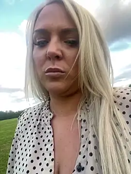 Bustyblondebabe32 online show from 06-18-26, 07:40