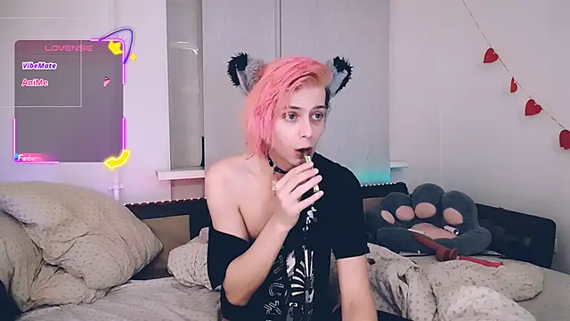 Littlepinkcat online show from 04-11-26, 10:36