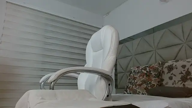 Snapshot of nana_levy chatting on 02-27-25, 10:15 nana levy online show from 02-27-25, 10:15