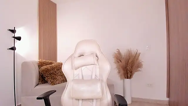 wandathompson  online show from 02-18-25, 05:21