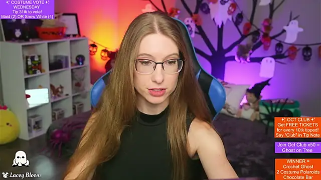 TheLaceyBloom online show from 10-22-25, 01:17