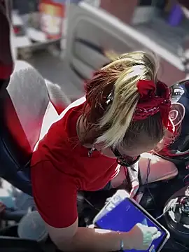 Snapshot of SummerBlueMoon chatting on 10-17-25, 07:05 SummerBlueMoon online show from 10-17-25, 07:05