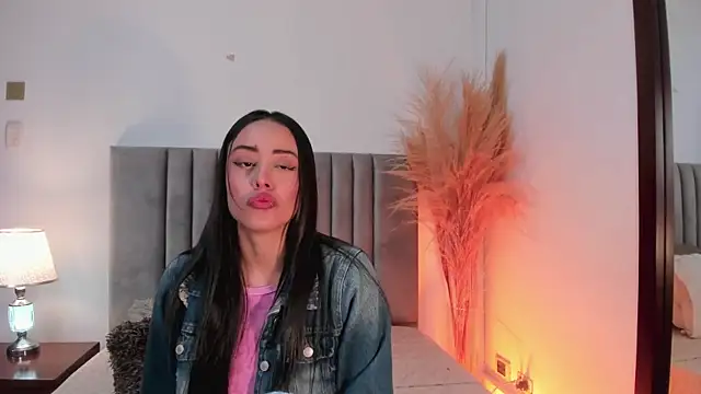 NoraDasilva online show from 02-19-25, 01:08