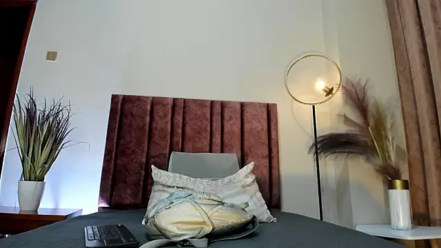 NoraDasilva online show from 03-12-26, 11:55