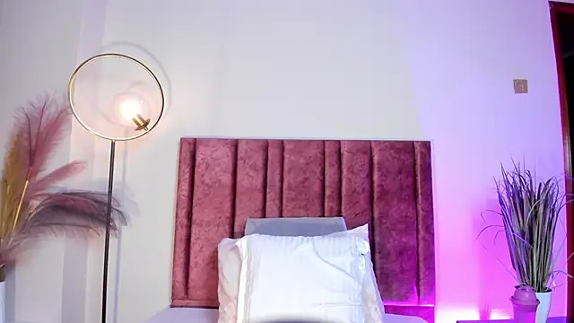 NoraDasilva online show from 04-11-26, 12:59