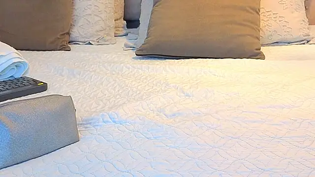 KeryHillson online show from 11-06-25, 01:12