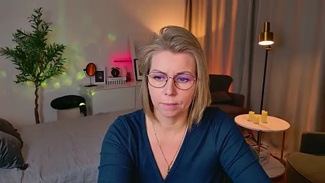 Snapshot of Annie_Light chatting on 04-27-26, 07:17 Annie Light online show from 04-27-26, 07:17