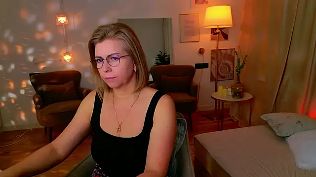 Snapshot of Annie_Light chatting on 05-02-26, 08:30 Annie Light online show from 05-02-26, 08:30