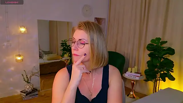 Snapshot of Annie_Light chatting on 05-18-26, 08:20 Annie Light online show from 05-18-26, 08:20