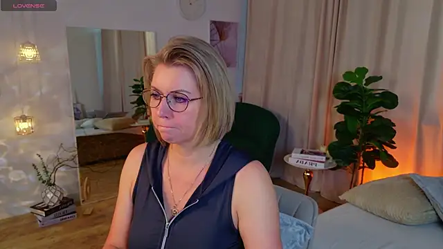 Annie Light online show from 06-13-26, 08:34