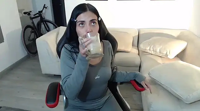 i am nina  online show from 01-14-25, 04:15