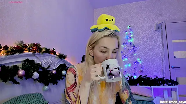 Snapshot of LillyMoure_ chatting on 12-23-24, 02:13 LillyMoure online show from 12-23-24, 02:13