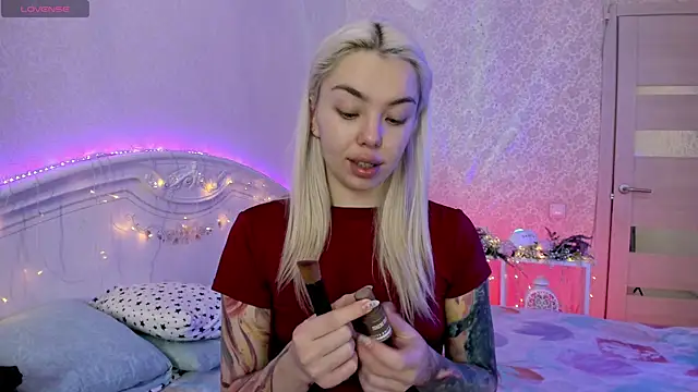 LillyMoure  online show from 11-08-25, 11:25