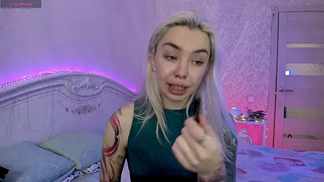 LillyMoure  online show from 11-13-25, 12:20