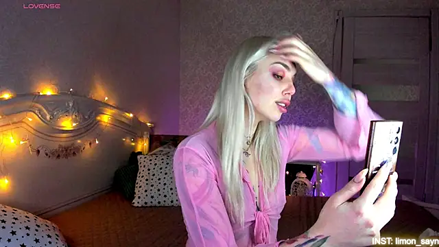 LillyMoure  online show from 04-12-26, 11:32